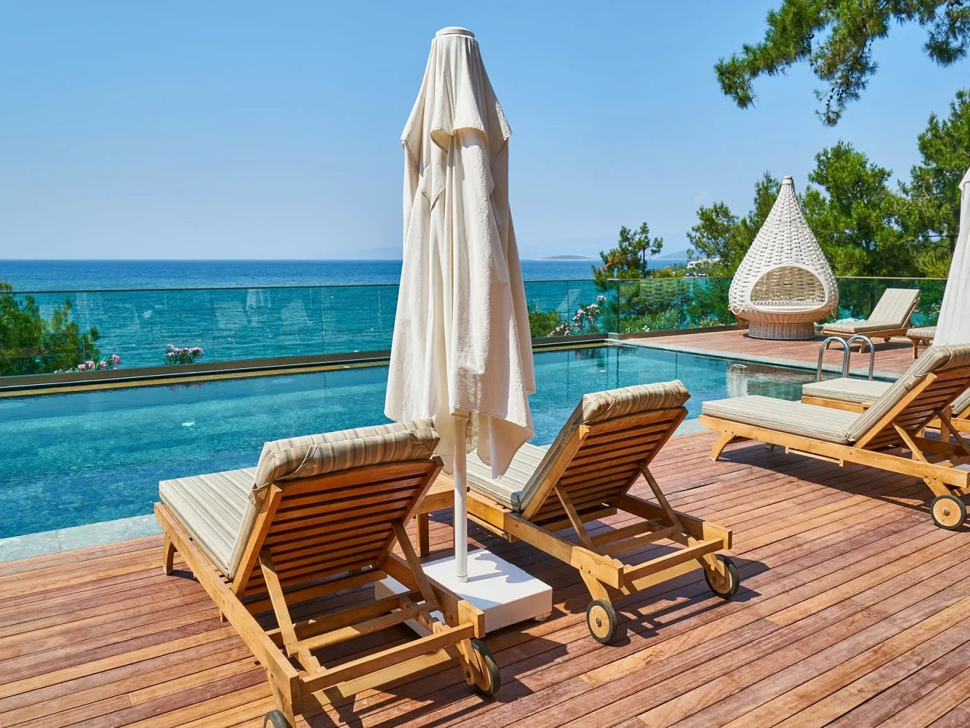 TERRAZA ALREDEDOR DE LA PISCINA: ¿QUÉ MADERA ELEGIR?