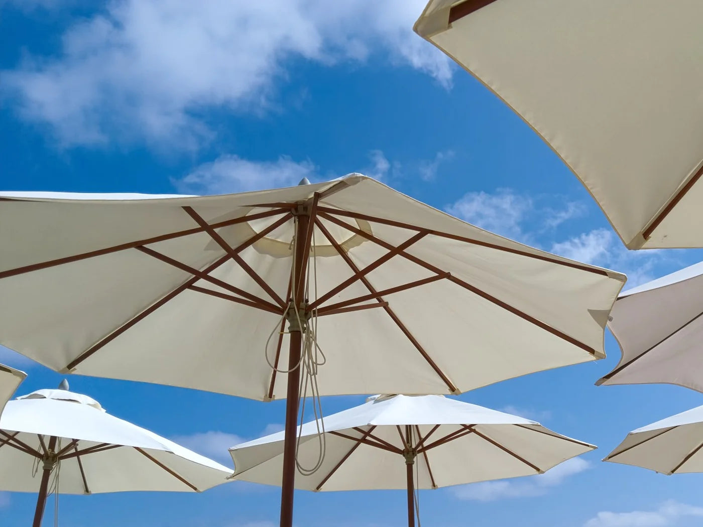 Sombrillas para protegerse del sol en la playa, terraza o jardín