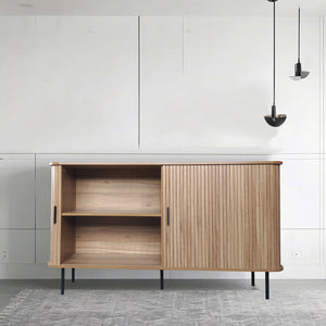 Aparador bajo con puertas correderas de madera acanalada Semarang semiabierto concept u