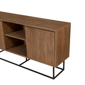 Aparador de 2 puertas de metal y madera oscura, Brezno, fondo blanco, zoom 3 cuartos concept u