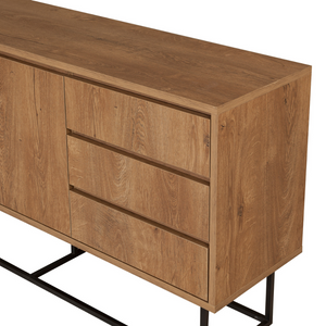 Aparador de 2 puertas y 3 cajones, diseño de madera oscura Sabinov, fondo blanco, cajones cerrados concept u