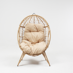 Conjunto de exterior con sillón con patas efecto ratán reposapiés y cojines beige fondo blanco sillón de cuatro caras concept u