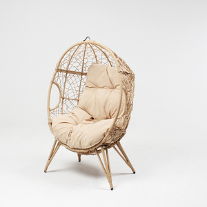 Conjunto de exterior con sillón con patas efecto ratán, reposapiés y cojines beige fondo blanco sillón de tres cuartos concept u