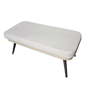 Conjunto de exterior con sillón con patas efecto ratán y reposapiés grande conjunto de cojines beige fondo blanco y reposapiés 3 cuartos concept u