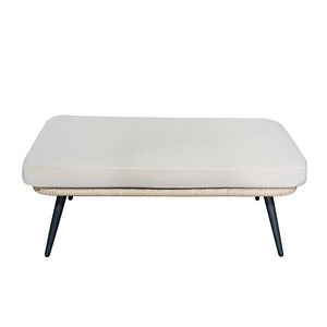 Conjunto de exterior con sillón con patas efecto ratán y reposapiés tamaño grande con cojines beige fondo blanco y reposapiés concept u