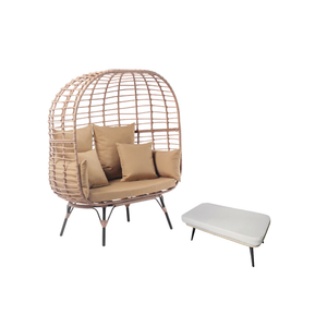 Conjunto de exterior con sillón con patas efecto ratán y reposapiés tamaño grande con cojines beige y fondo blanco concept u