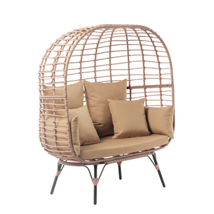 Conjunto de exterior con sillón con patas efecto ratán y reposapiés tamaño grande con cojines beige y fondo blanco concept u