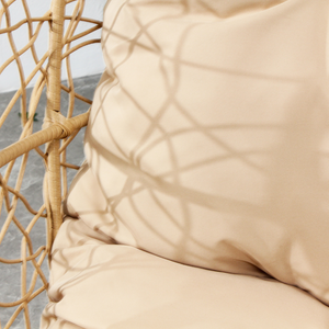 Conjunto de exterior: sillón con patas efecto ratán reposapiés y cojín beige  zoom cojín de resina efecto ratán concept u