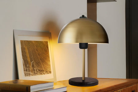 Lámpara de mesa con forma de hongo dorado y ambiente de hombro concept u