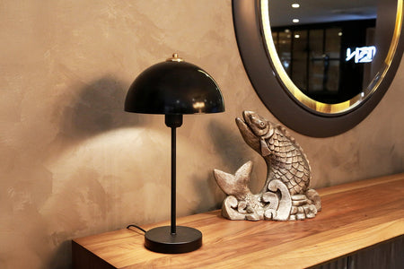 Lámpara de mesa de metal negro Agatha ambiente concept u