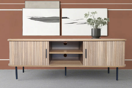 Mueble de TV con puertas corredizas de madera acanalada estilo Manado concept u