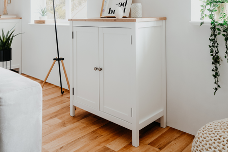 Aparador escandinavo con estantes Skadar Concept U fotografía ambiental