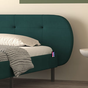 Cama capitonada 140x190 cm verde con cabecero y somier Tulsa zoom en cabecero y bolsillo para teléfono