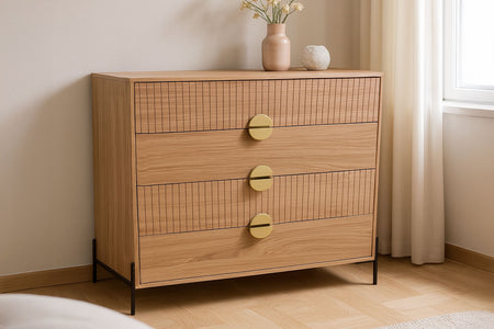 Cómoda 4 cajones con decoración de madera estriada y tiradores dorados 84 cm Vallo foto de ambiente