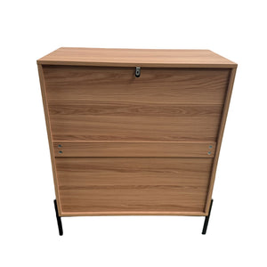 Cómoda 4 cajones con decoración de madera estriada y tiradores dorados 84 cm Vallo packshot parte trasera