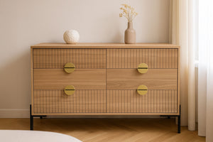 Cómoda de 6 cajones con decoración de madera acanalada y tiradores dorados 124 cm Vallo foto de ambiente