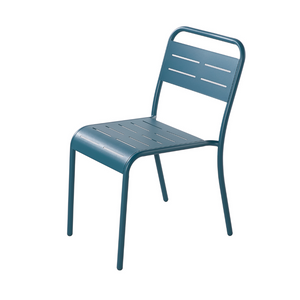 Juego de 6 sillas Bergamo de acero fondo azul y blanco.