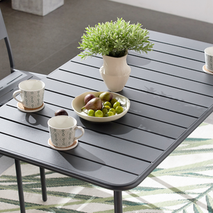 Mobiliario de jardín comedor para 4 a 6 personas en mesa de acero Bergame gris oscuro.