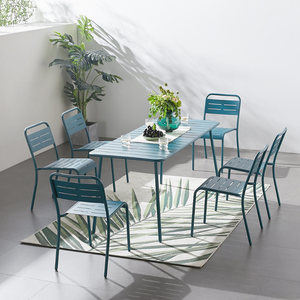 Mesa de jardín Bergame de acero para 6 personas azul con sillas enfrentadas