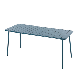 Muebles de jardín, mesa de comida de acero azul Bérgamo, fondo blanco.