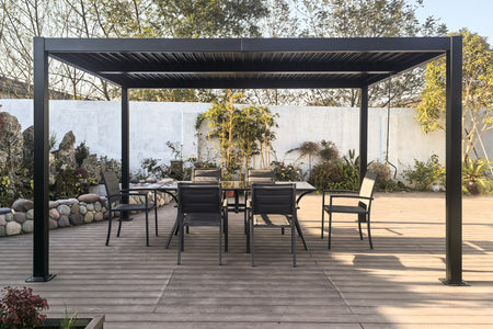 pérgola negra con ambiente concept u
