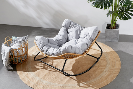 Silla mecedora en resina efectp ratan canggu gris claro