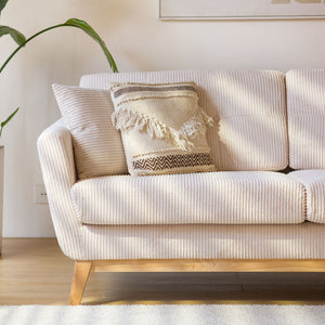 Sofá escandinavo beige de pana Hoga 3 plazas zoom lateral con patas de madera