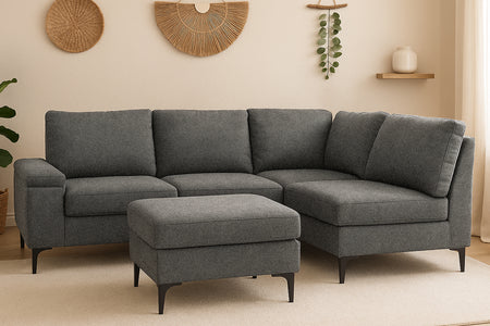 Sofá rinconera 4/5 plazas en tela chenilla gris antracita con puf y espacio de almacenamiento Colchester foto de ambiente