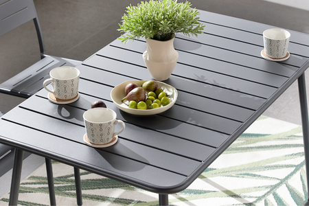 Mesa Bergamo en acero gris oscuro para 4 a 6 personas.