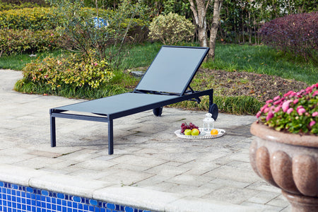 Tumbona reclinable de aluminio y textileno con ruedas sobre fondo blanco Gris