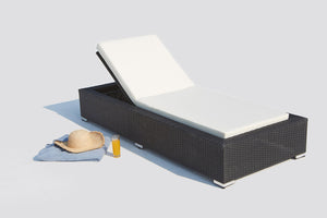 Tumbona de resina tejida negra con colchón blanco Sunshine fundo blanco