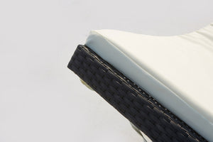 Tumbona de resina trenzada negra con colchoneta blanca zoom