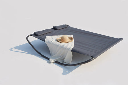 Cama de jardín y tumbona mecedora para 2 personas sobre fondo blanco Gris