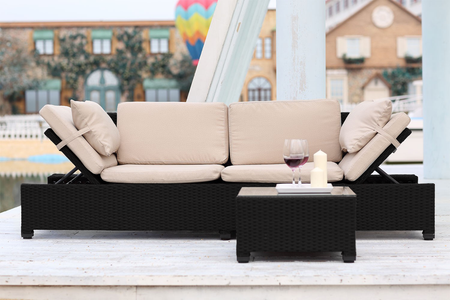 Conjunto de Jardín de Resina trenzada Corfú sobre fondo blanco Crudo y Negro