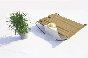 Cama de jardín y tumbona mecedora para 2 personas sobre fondo blanco Beige