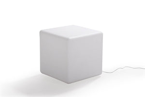 Cubo de jardín con LED sobre fondo blanco
