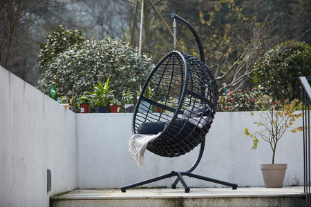 Silla Negra colgante de resina trenzada estilo ratán