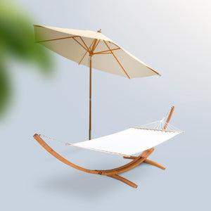 Hamaca con soporte de madera y sombrilla excéntrica