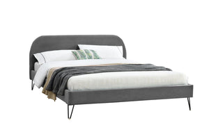 Estructura de cama de terciopelo gris y patas negras de 140 sobre fondo blanco