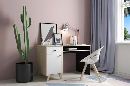 Escritorio de madera natural con patas de madera oblicuas y espacio de almacenamiento Leira