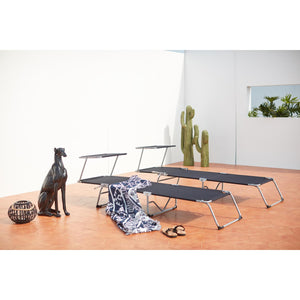 Tumbonas negras con visera solar