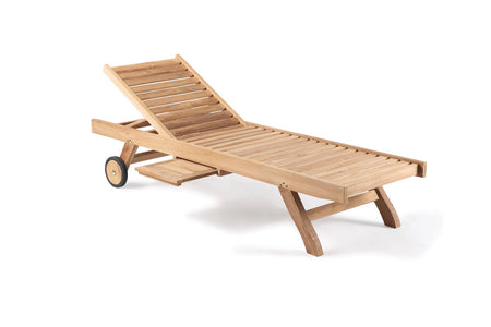 Tumbona de teca con ruedas y bandeja sobre fondo blanco