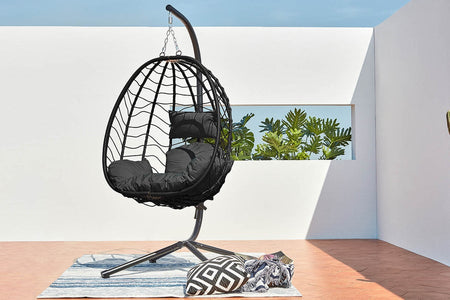 Silla colgante con aspecto de ratán y soporte negro