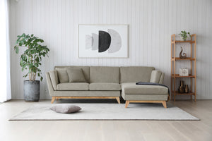 Sofá escandinavo de 4 plazas de pana gris claro con chaiselongue derecho y patas de madera