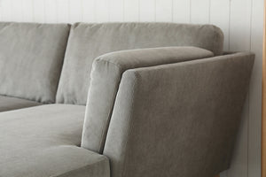 Sofá escandinavo de 4 plazas de pana gris claro con chaiselongue derecho y patas de madera Zoom 1