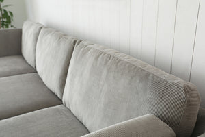 Sofá escandinavo de 4 plazas de pana gris claro con chaiselongue derecho y patas de madera Zoom 2
