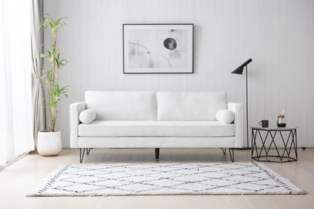 Sofá blanco de 3 plazas con pies de metal